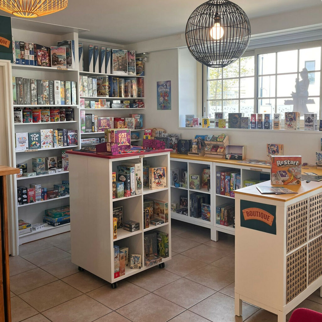 Vous avez testez un jeu qui vous a plus en venant au bar ? Faites un passage par la boutique pour repartir avec !